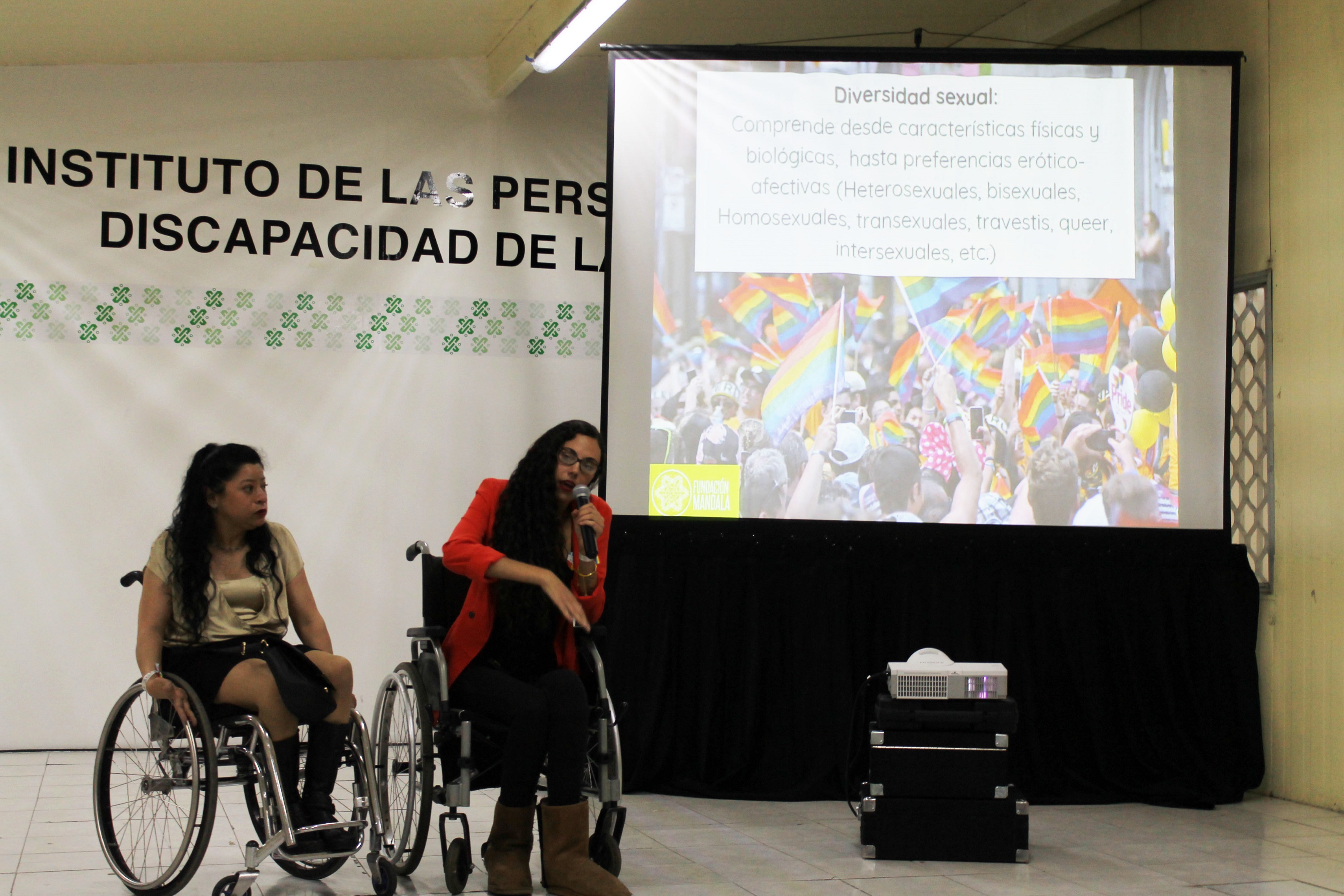Fotografia ponenetes hablando de diversidad sexual en silla de ruedas